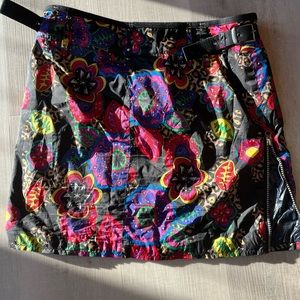 fits more like an 8. side zips. adjustable waist. black with multi color.